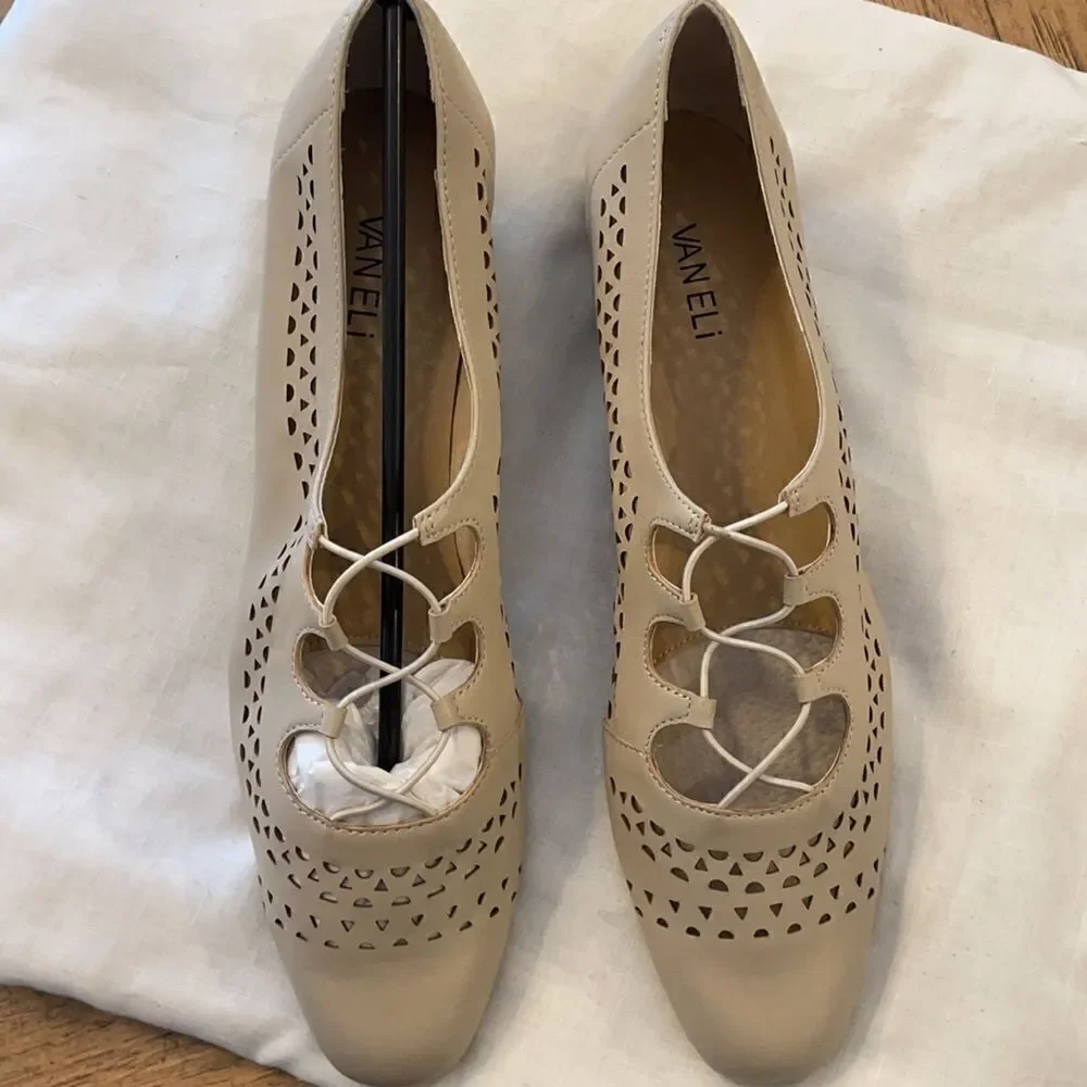 VANELI ECRU FLATS.  NEW.  STYLE IS FABRA